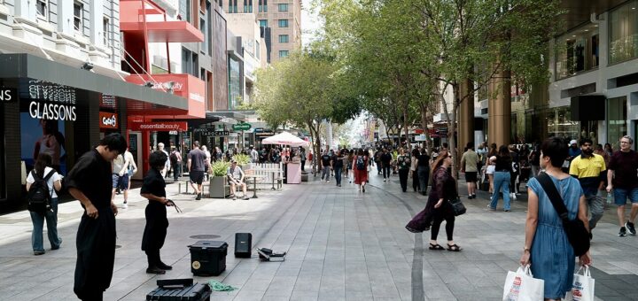 Artistas de calle actuando en Rundle Mall durante Adelaide Fringe, en febrero de 2026.