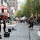 Artistas de calle actuando en Rundle Mall durante Adelaide Fringe, en febrero de 2026.