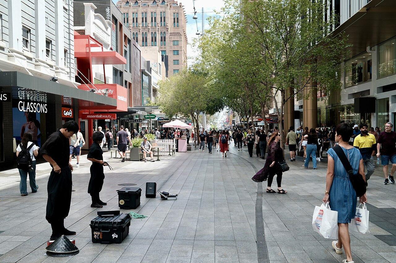 Artistas de calle en Rundle Mall durante Adelaide Fringe de 2026
