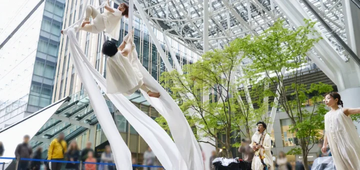 Artistas de acrobacia aérea con telas en la imagen promocional de ARTE TOKYO CIRCUS.