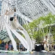Artistas de acrobacia aérea con telas en la imagen promocional de ARTE TOKYO CIRCUS.