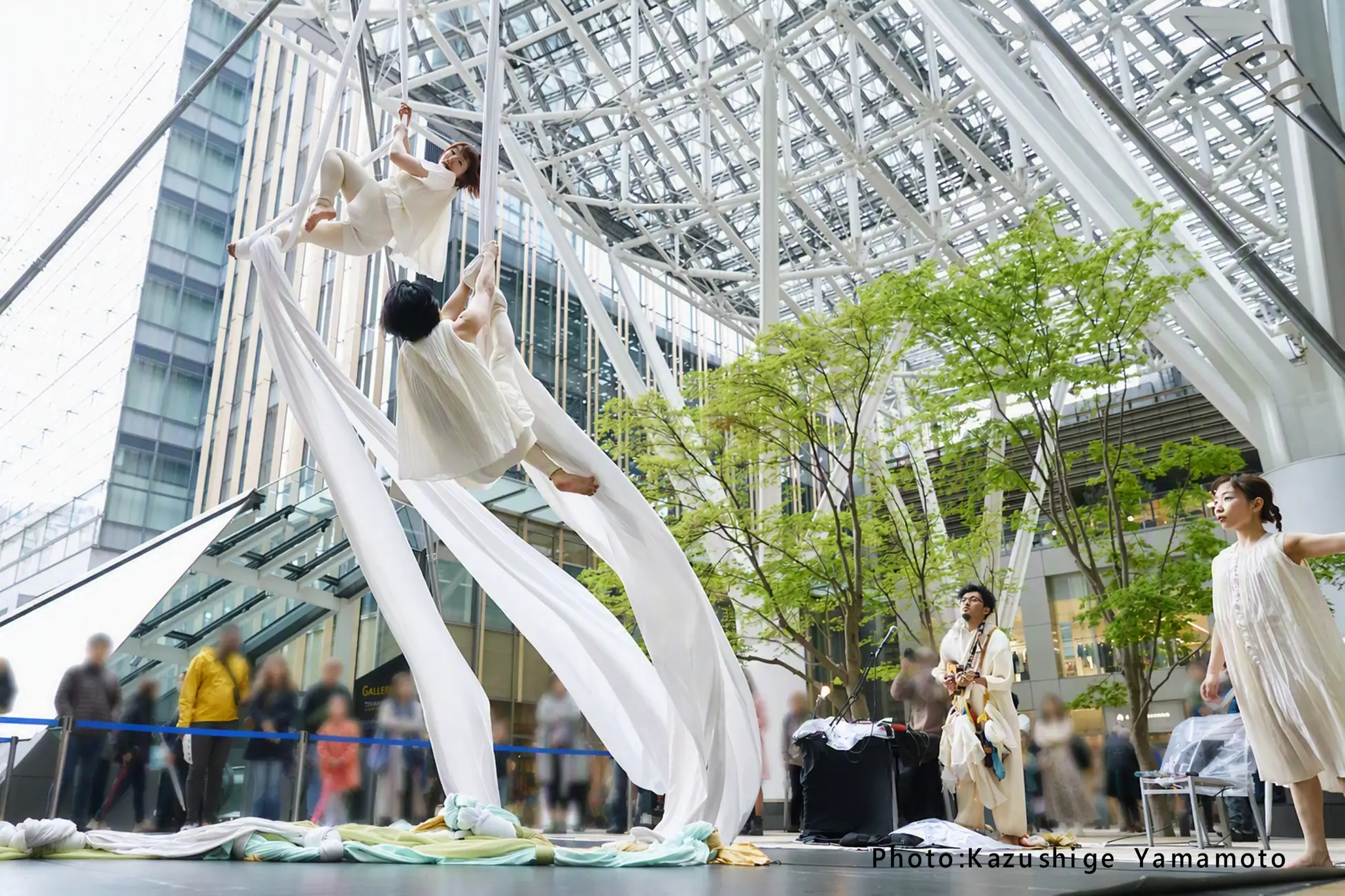 Artistas de acrobacia aérea con telas en la imagen promocional de ARTE TOKYO CIRCUS.