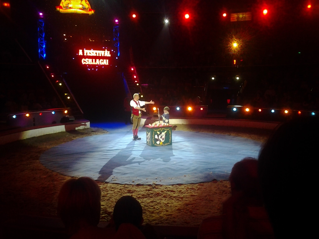 Don Christian con su número de campanas en la pista del Capital Circus de Budapest, en 2014.