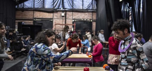 Participantes practican malabarismo con pelotas en un taller del CCPE y la Escuela Municipal de Artes Urbanas de Rosario en 2023.