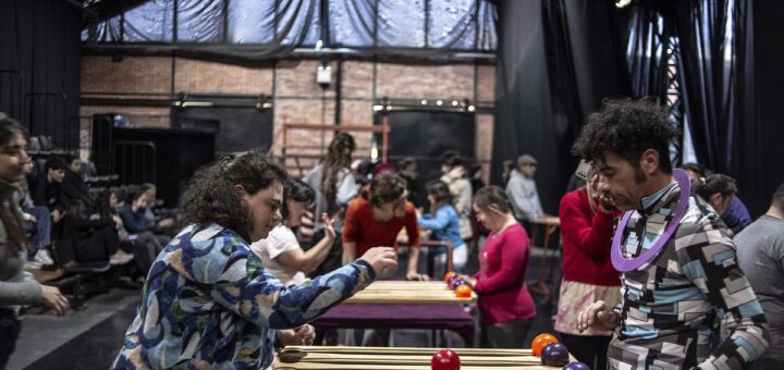 Participantes practican malabarismo con pelotas en un taller del CCPE y la Escuela Municipal de Artes Urbanas de Rosario en 2023.