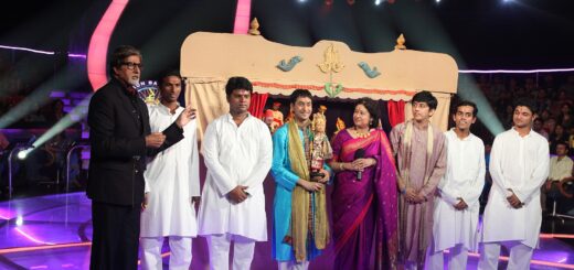 Satyajit Padhye junto a Aparna Padhye, otros titiriteros y Amitabh Bachchan en una fotografía de 2011.