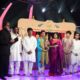 Satyajit Padhye junto a Aparna Padhye, otros titiriteros y Amitabh Bachchan en una fotografía de 2011.