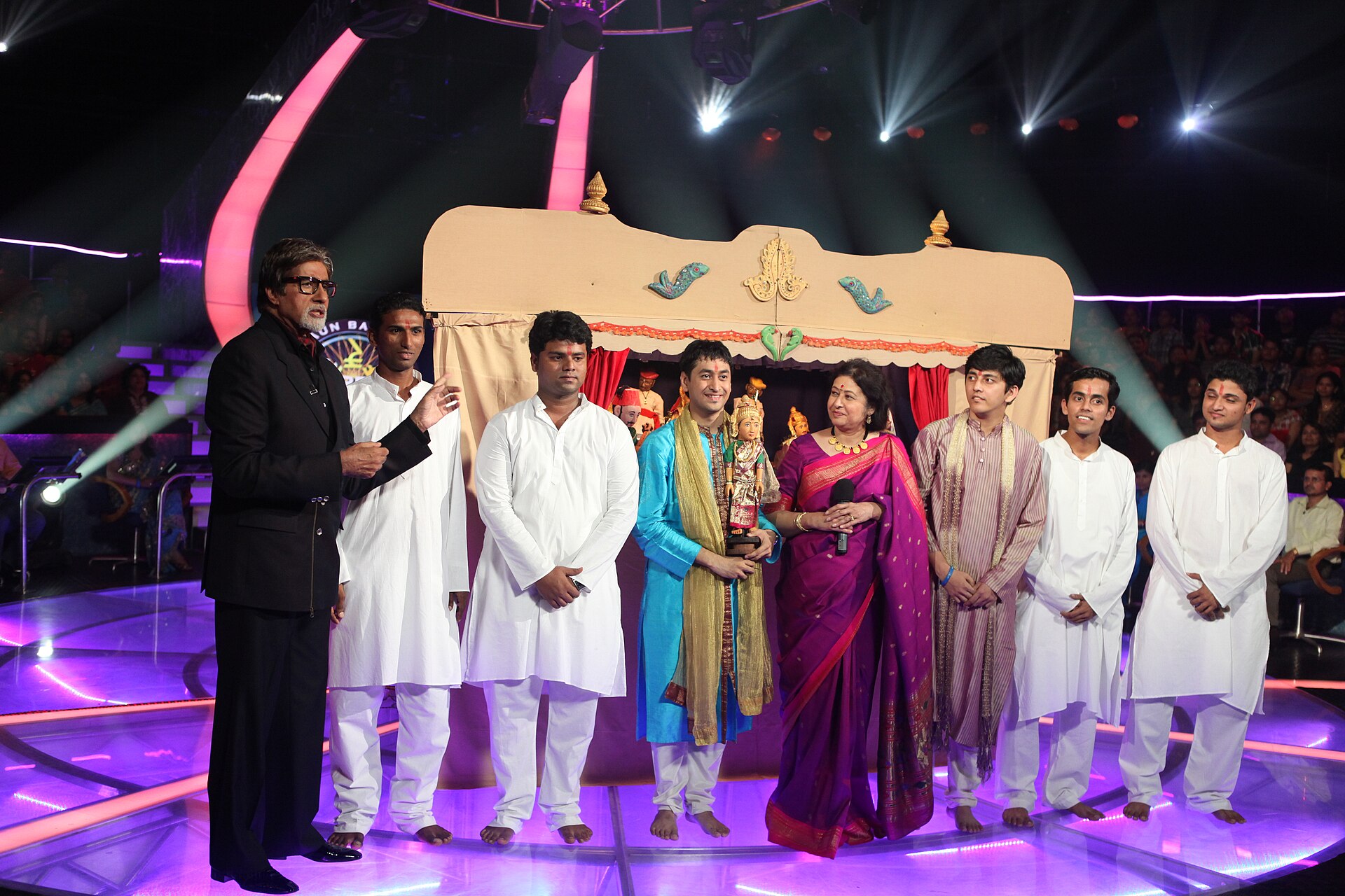 Satyajit Padhye junto a Aparna Padhye, otros titiriteros y Amitabh Bachchan en una fotografía de 2011.