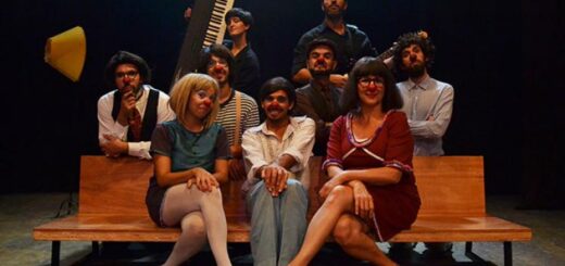 Elenco de Vértigo, espectáculo dirigido por Marcelo Katz, reunido en torno a un banco de madera.