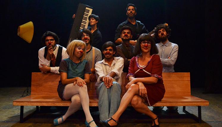 Elenco de Vértigo, espectáculo dirigido por Marcelo Katz, reunido en torno a un banco de madera.